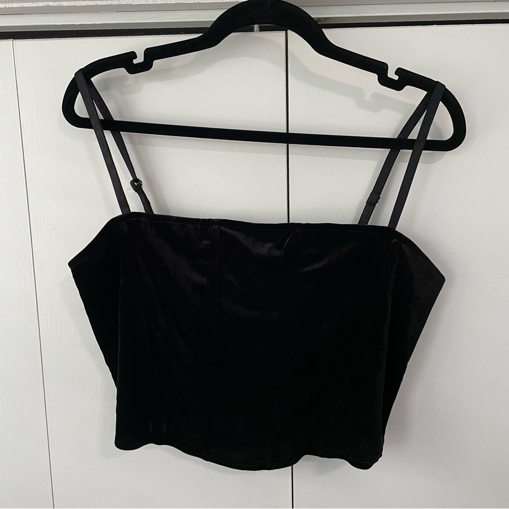 ASTR Black Sleeveless Fitted Crop Camisole